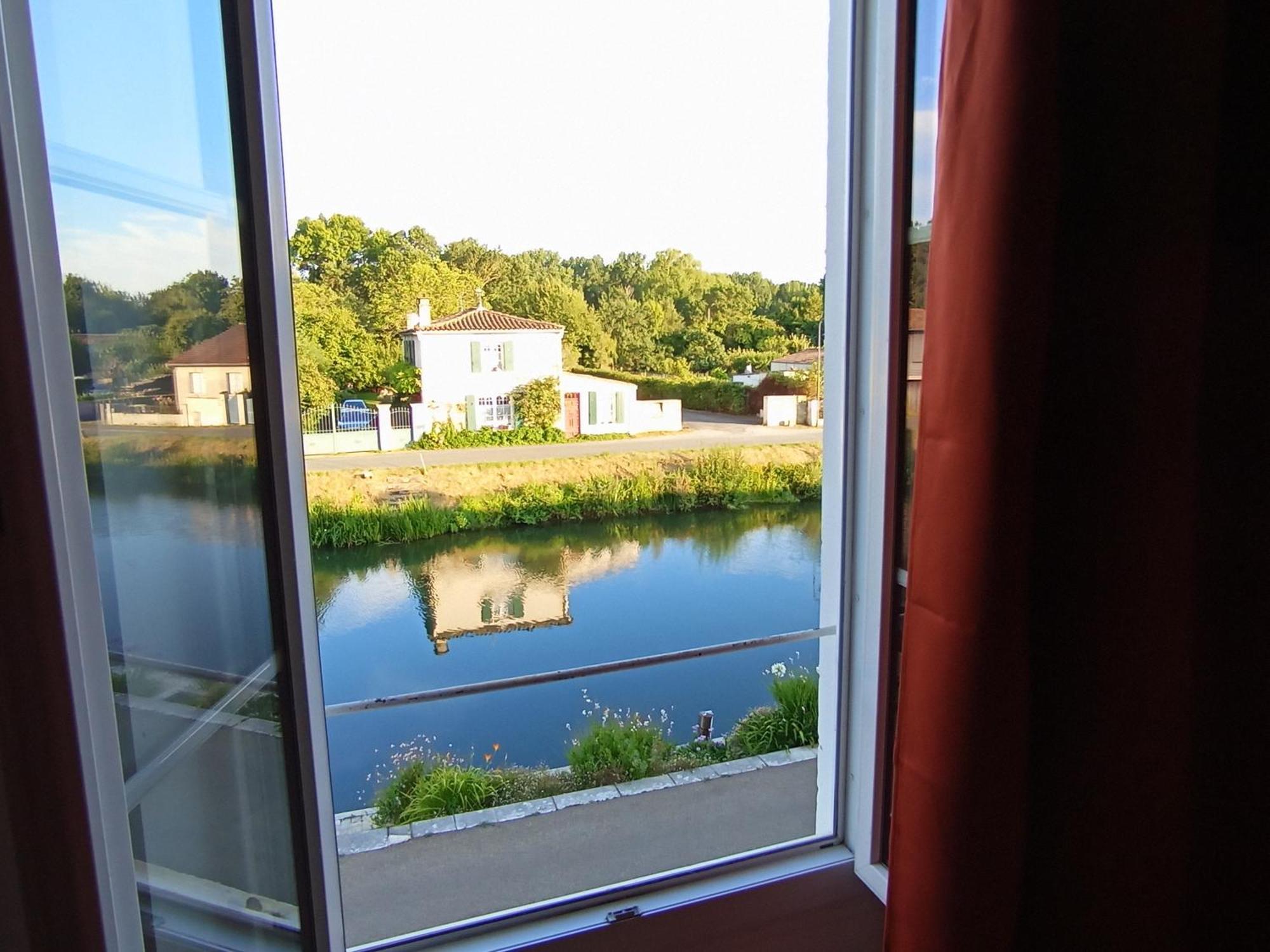 Au Bord De L'Eau Coulon Apartman Kültér fotó